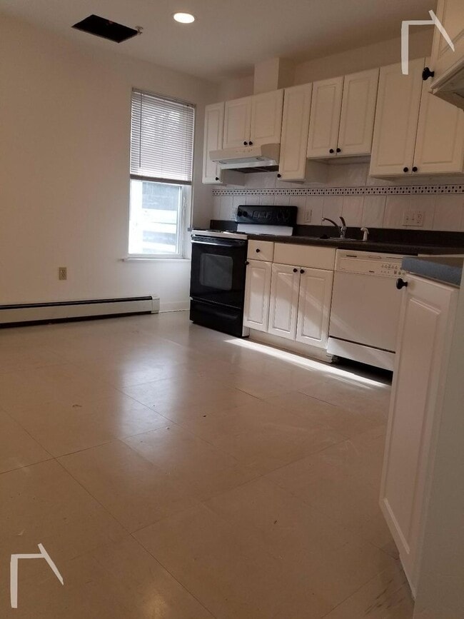 Building Photo - Spacious 1 Bed Coming Available
