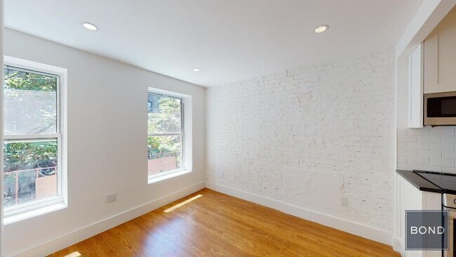 Foto del edificio - 240 W 10th St