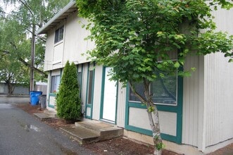 Building Photo - 3001-3007 NE Stapleton Rd