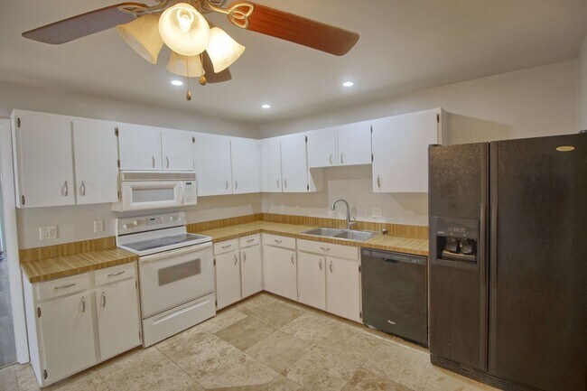 Foto del edificio - 743 Hummingbird Ln