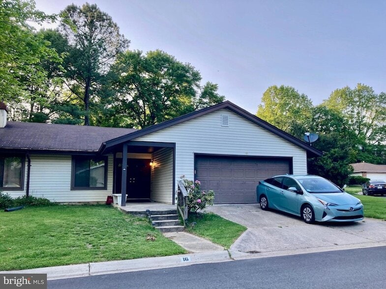 Primary Photo - 16 Aquarius Ct