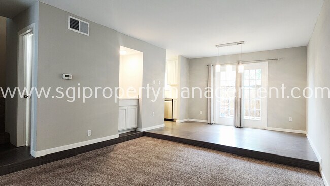 Foto del edificio - 6646 E Lovers Ln