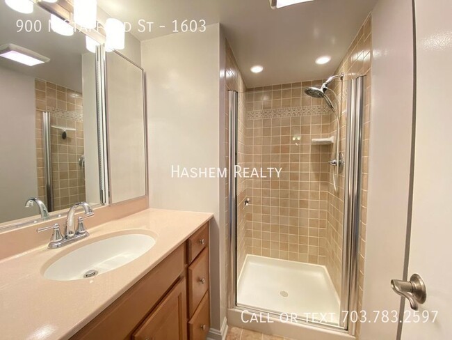 Building Photo - Stunning 2 bedroom Condo in the Heart of B...