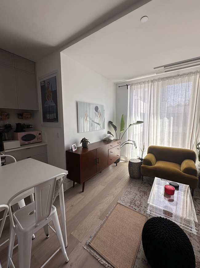 Living room - 323 Lenox Rd
