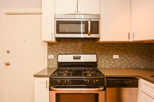 Foto del edificio - 2402 N Kedzie Blvd