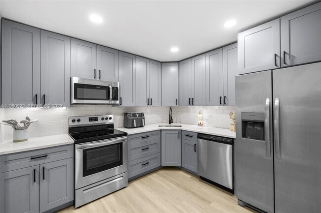 Foto del edificio - 6100 S Falls Cir Dr