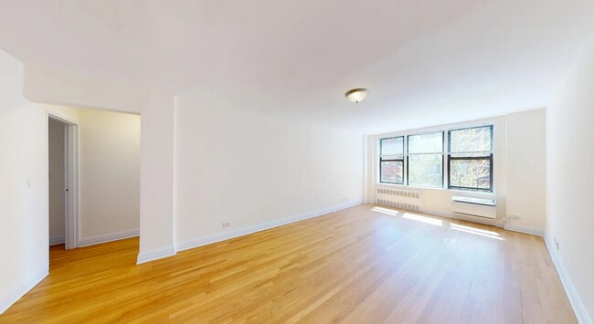 Foto del edificio - 325 W 13th St