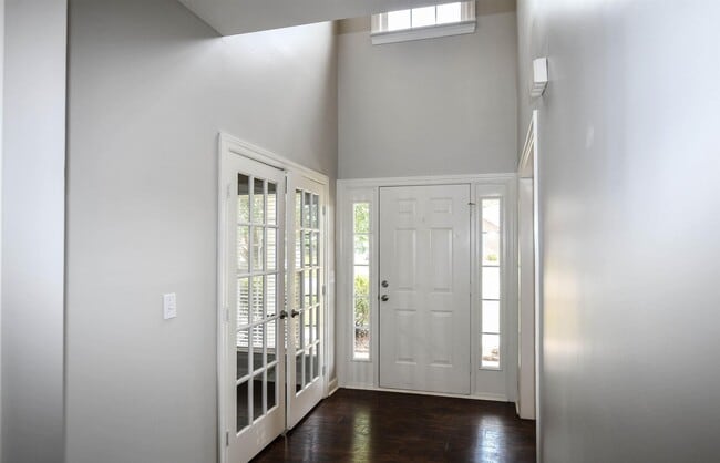 Building Photo - 105 Knotting Pl