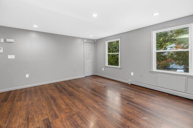 Foto del edificio - 136 Orient Ave
