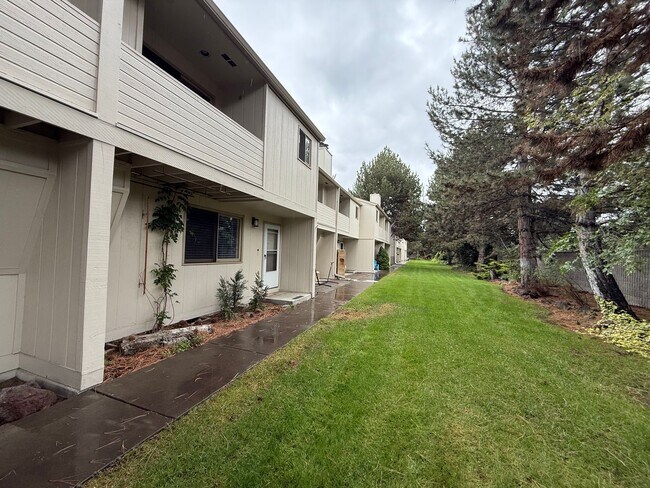 Foto del edificio - 2 Bed/2.5 Bath Townhome with Garage, Pool and Tennis Court
