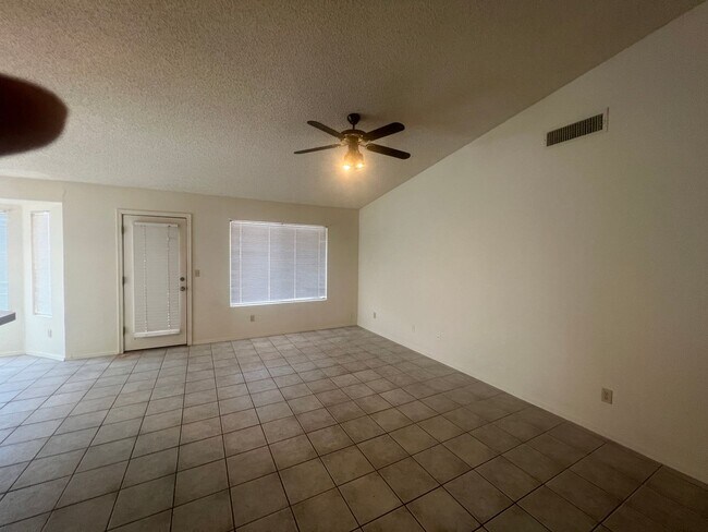 Foto del edificio - NICE 3 BEDROOM IN RITA RANCH WITH GREAT FL...