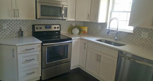 Foto del edificio - Spacious 5-Bedroom Gem on Locust Street – ...