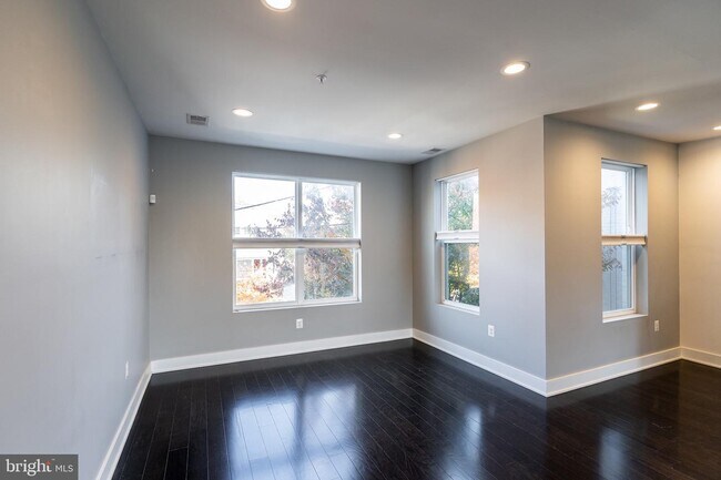Building Photo - 3302 9th St NE