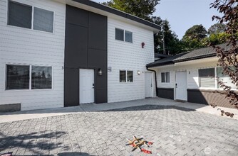 Building Photo - 10009 Des Moines Memorial Dr S