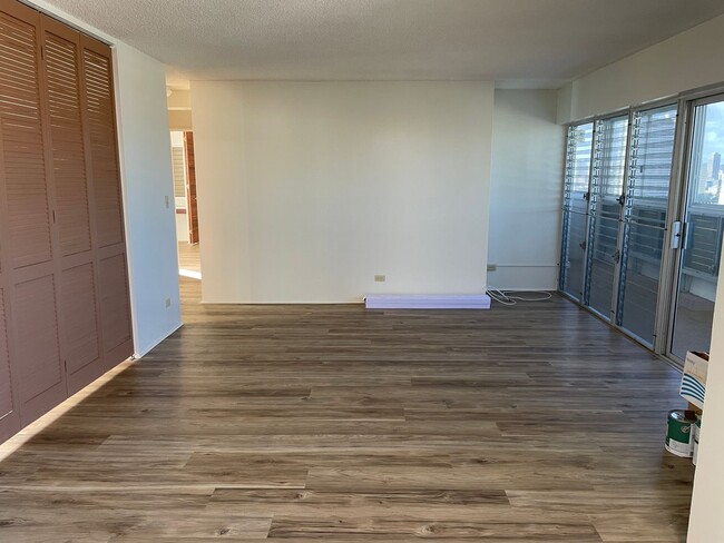 Foto del edificio - Makiki - Bellevue Tower - 3 Bdrm/2 Bath/ 1...