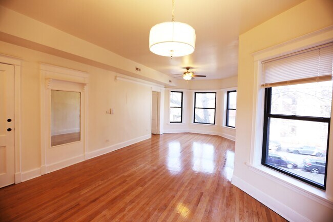 Building Photo - 1225 W Winnemac Ave