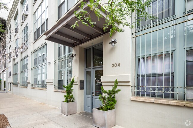 Building Photo - 204 Huntington St