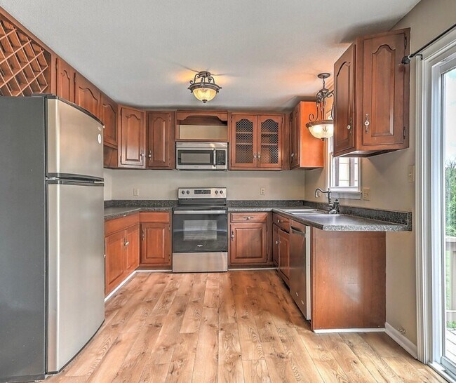 Foto del edificio - 225 Oakcrest Cir