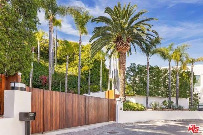 Building Photo - 9405 Sierra Mar Pl