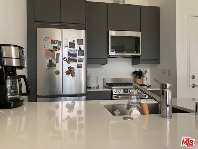 Foto del edificio - 2241 Hyperion Ave