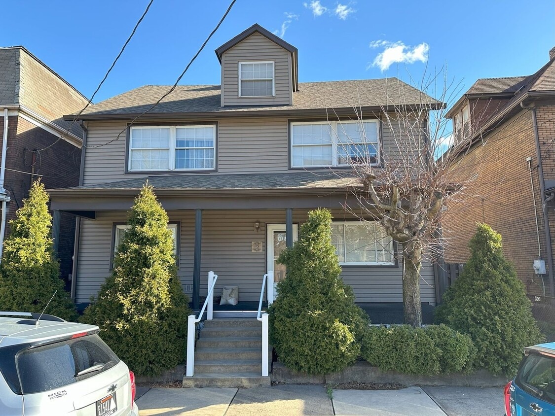 Foto principal - Charming 3BR Duplex in Natrona Heights