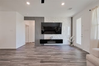 Building Photo - 21611 Shadowbrook Birch Dr