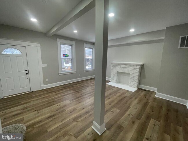 Building Photo - 2307 N Ellamont St