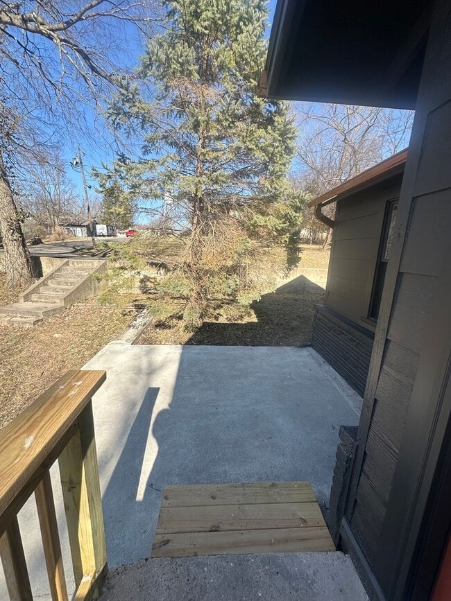 Building Photo - Move-In Ready 2-Bedroom Home Fully Updated With Spacious Yard