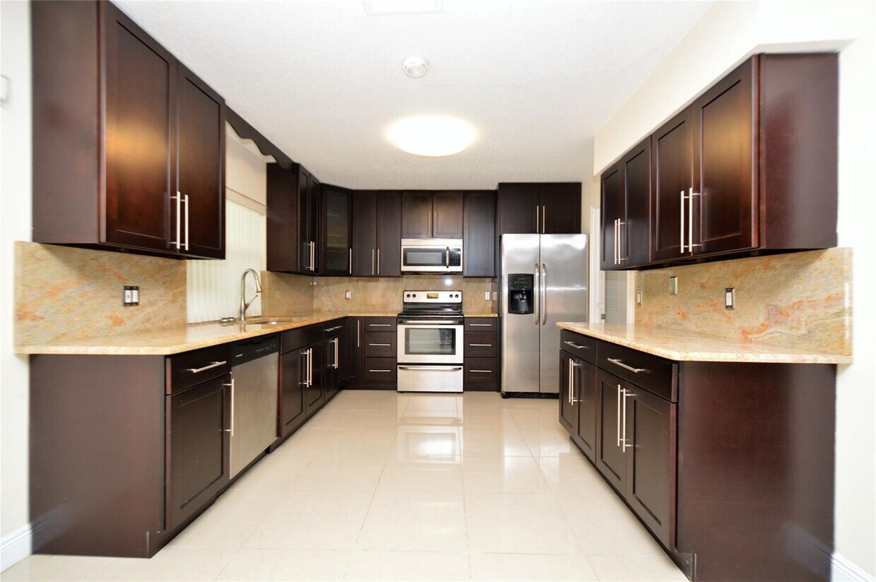 Foto principal - 8592 NW 7th St