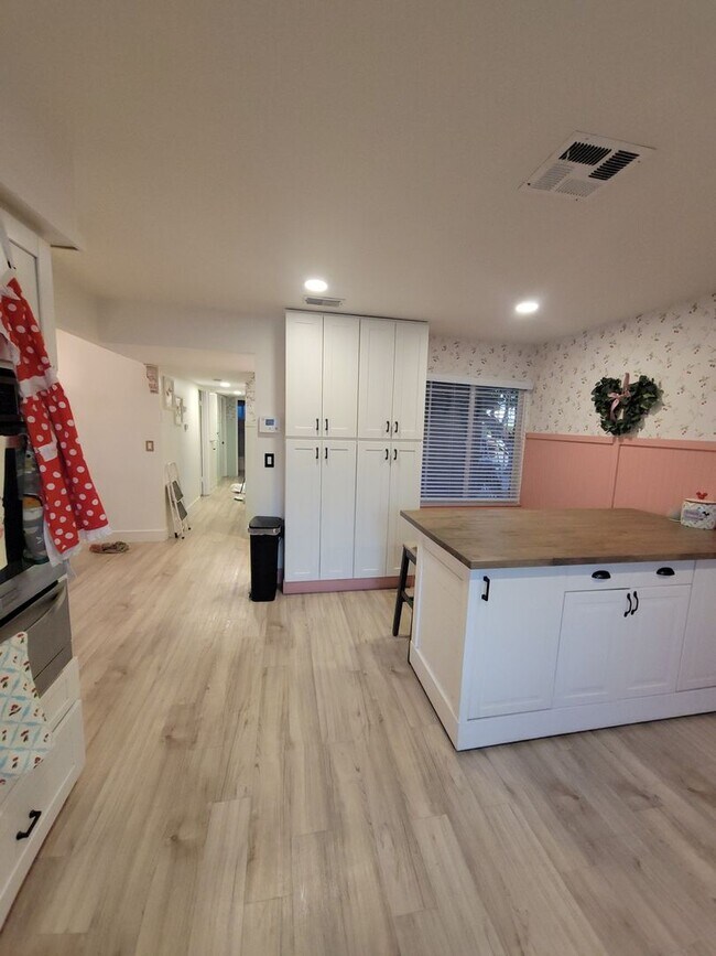 Building Photo - SMALL COZY 4BD/2BA HOME WITH POOL/ *UTILIT...