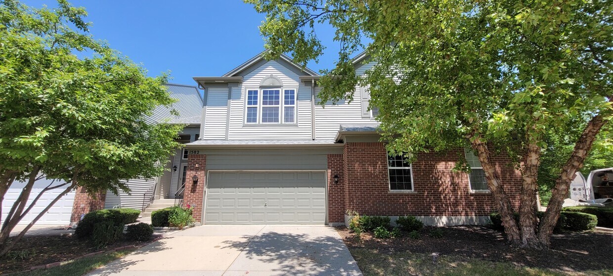1582 Yellowstone Dr, Streamwood, IL 60107 Townhome Rentals in