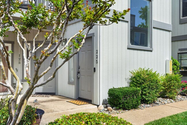 Foto del edificio - 2 Bedroom Condo for Rent in Redding CA | Pool, Spa, Fireplace, Balcony
