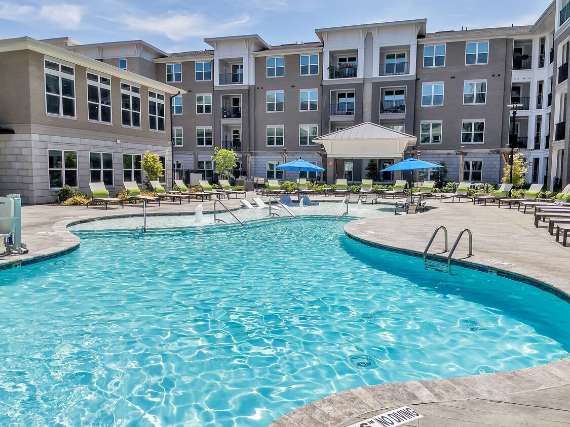 Foto principal - Pointe at Lake Crabtree Apartments