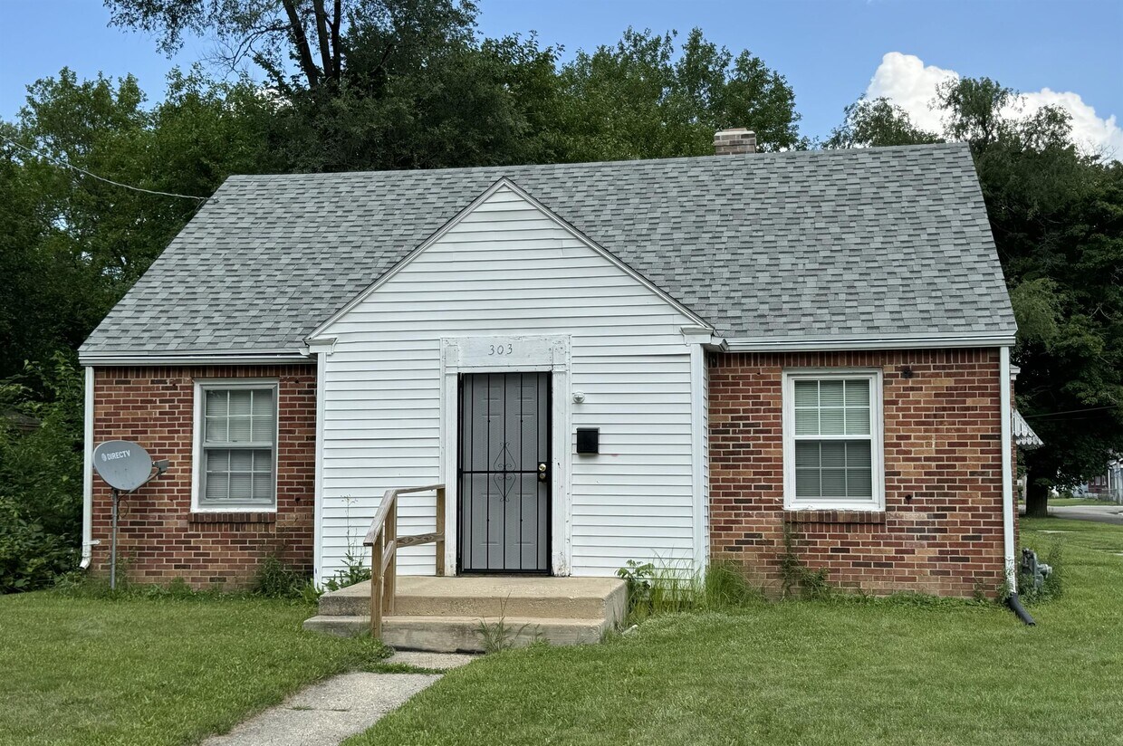 Primary Photo - 303 N Henrietta Ave