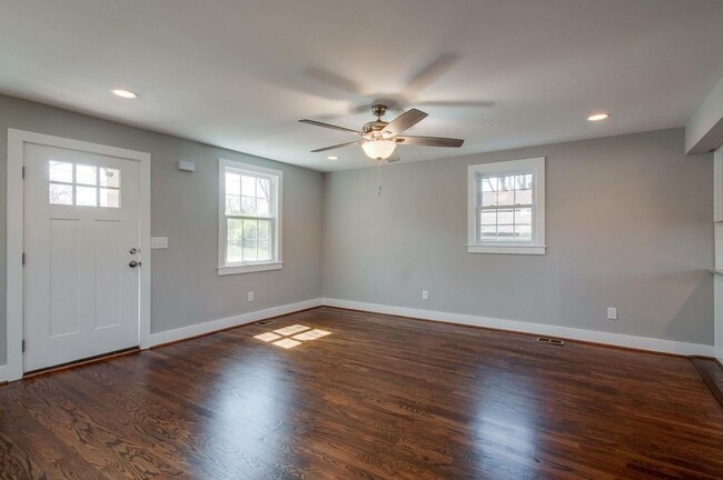 Building Photo - "Charming 3-Bed, 3-Bath Gem on Booker Stre...