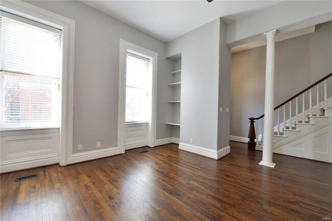 Building Photo - 909-911 Soulard
