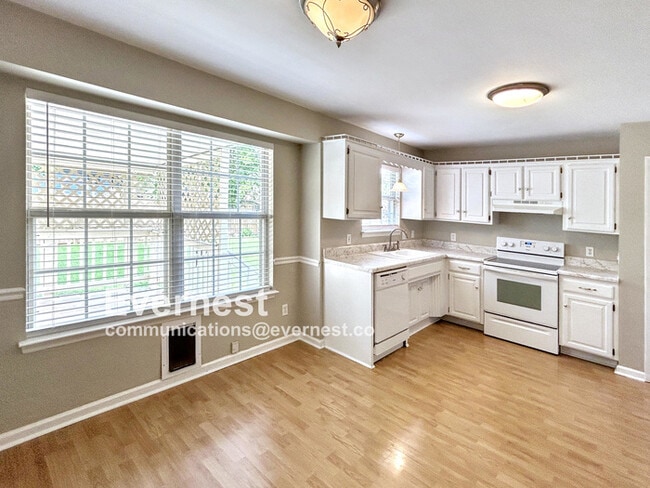 Building Photo - 902 Wildrose Ct