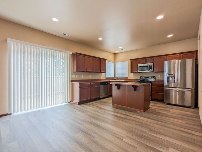 Foto del edificio - Spacious 4 bed/2.5bth Home W/ New Carpet &...