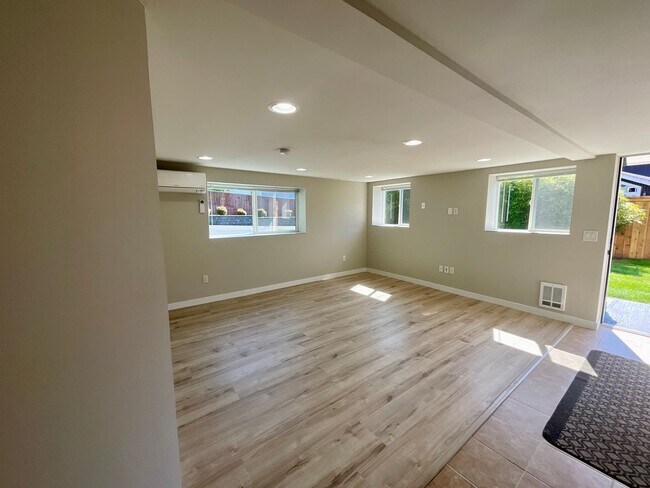 Foto del edificio - Spacious & Stylish 3-Bedroom ADU in Everett