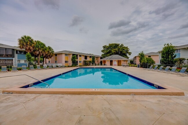 Foto del edificio - 9715 Hammocks Blvd