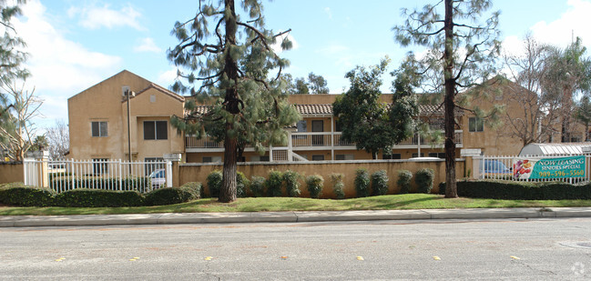 Foto del edificio - La Verne Senior Apartments