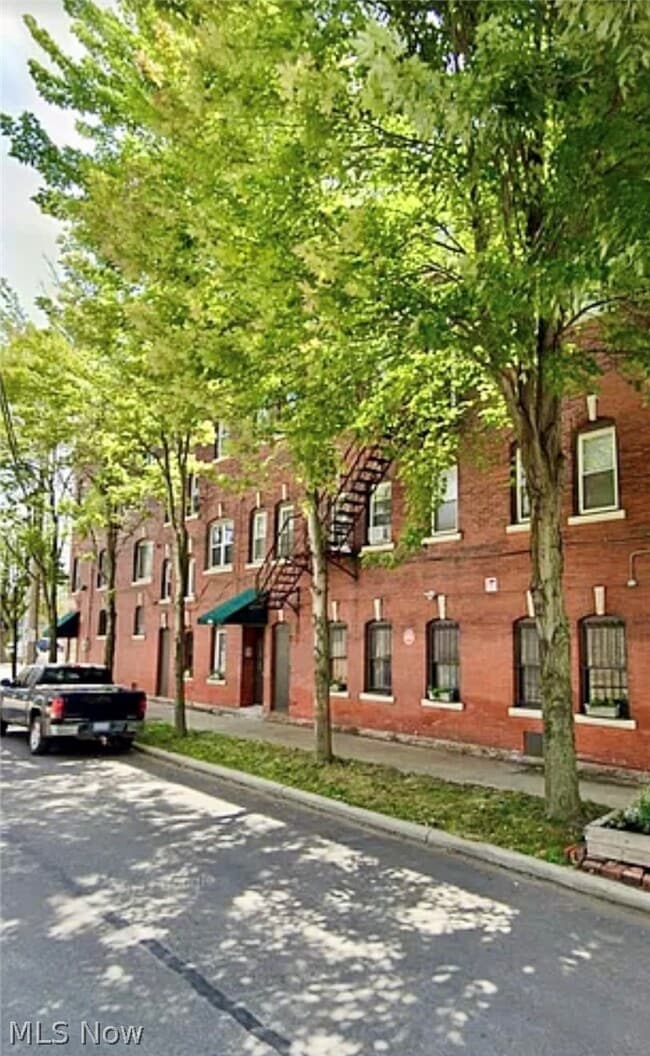 Building Photo - 1066 E 62nd St