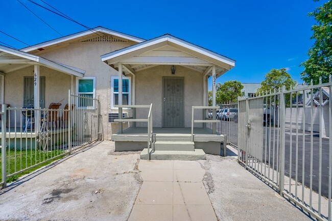 672 Private patio out front - 625 W. 92nd St