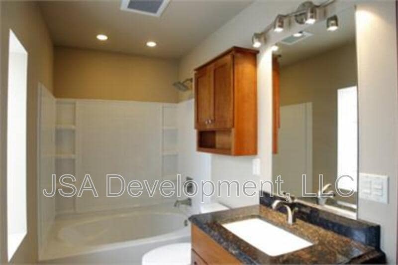 Building Photo - 606 Sycamore St