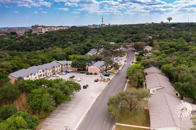 Comunidad tranquila y consolidada, escondida en una apacible ladera. - Windmill Townhomes & Duplexes