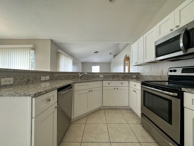 Foto del edificio - Huge Three Bedroom Poinciana Home