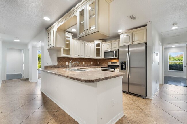 Foto del edificio - Lovely spacious 3bd/2bath townhouse with screen patio!