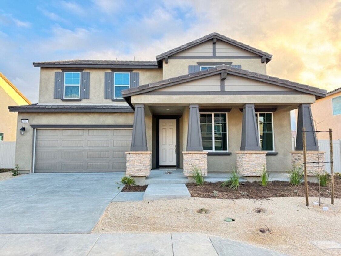 Foto principal - Newly built 5 + 3 With Solar! $3800
