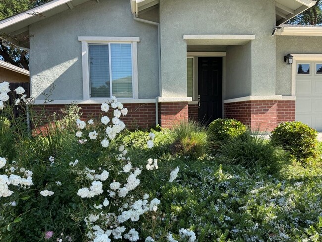 Building Photo - Charming 3-Bedroom, 2-Bath Home in Desirab...