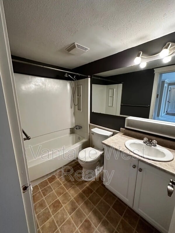 Building Photo - 3160-3160 De Montreuil Ct